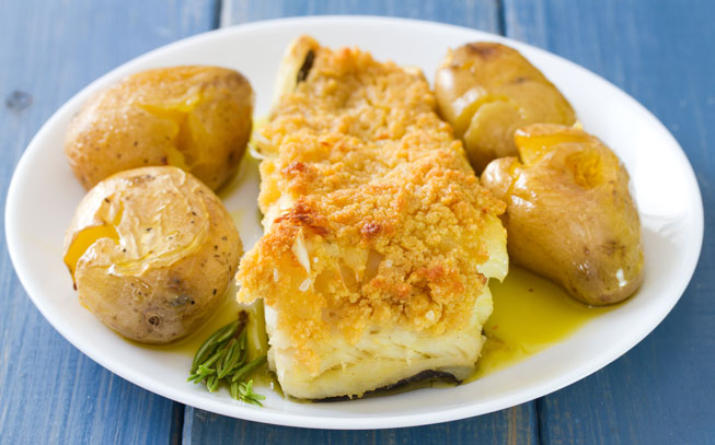 Faça um saboroso bacalhau com broa e convide os amigos