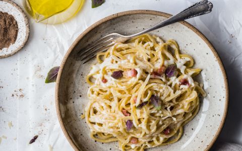 Adora comida italiana? Experimente esta massa carbonara