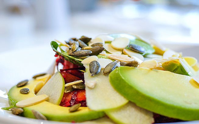 Prove esta salada de quinoa com beterraba fresca e saudável