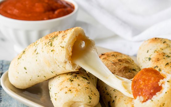 rolinhos de queijo e pepperoni