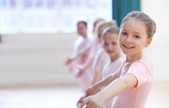 meninas na aula de ballet