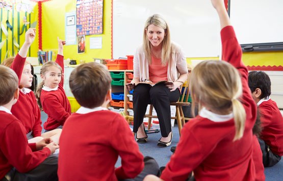 alunos na sala de aula escola privada