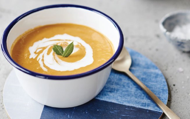 Experimente esta sopa paleo com funcho e tomate assados