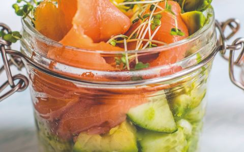 Experimente esta fresca salada de abacate e salmão fumado