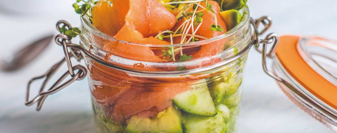 Experimente esta fresca salada de abacate e salmão fumado