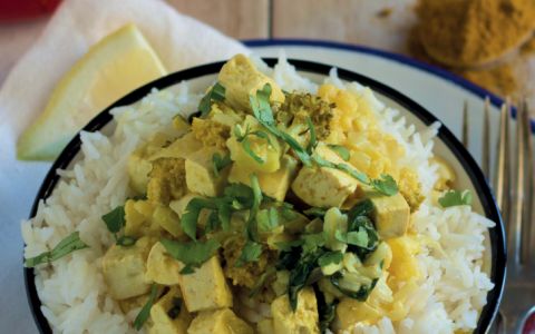 Caril de tofu e espinafres, a receita perfeita para levar na marmita