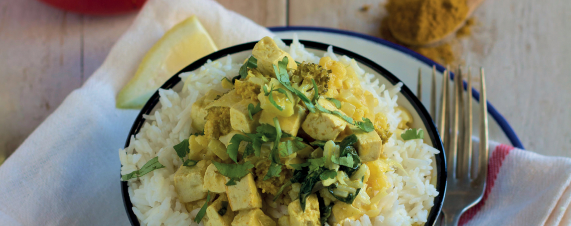 Caril de tofu e espinafres, a receita perfeita para levar na marmita