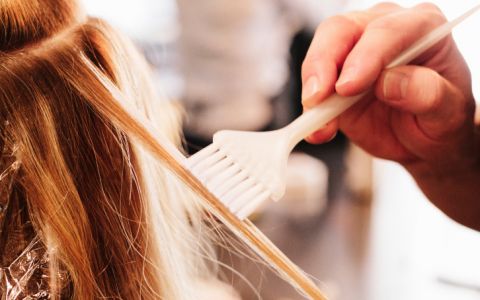 Pintar o cabelo pode estar associado ao cancro da mama, diz novo estudo