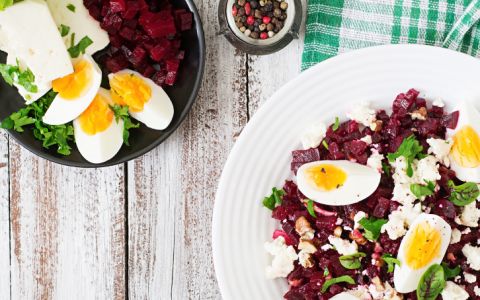 Salada de beterraba ralada e ovo para quem quer uma refeição ligeira