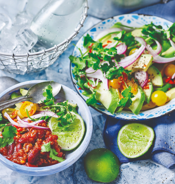 Chili com carne e salada de abacate