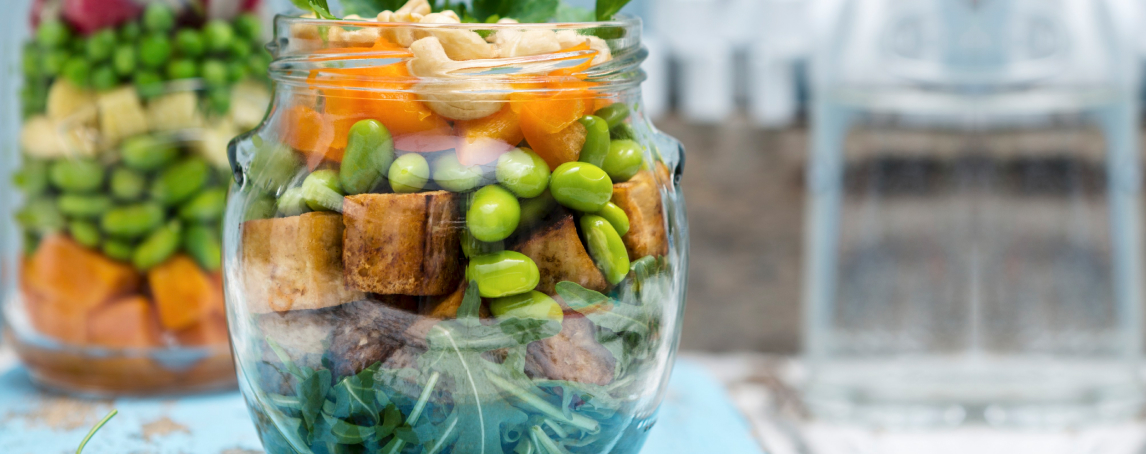 Esta salada de tofu crocante com vegetais e cajus vai surpreendê-la