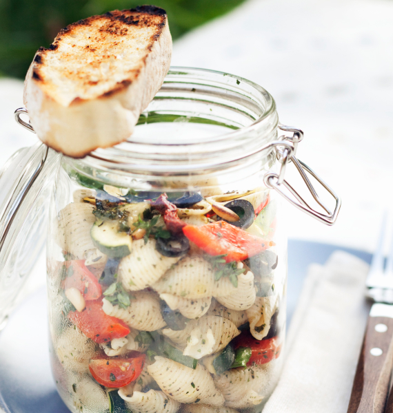 Salada de massa fria com tomate e azeitonas