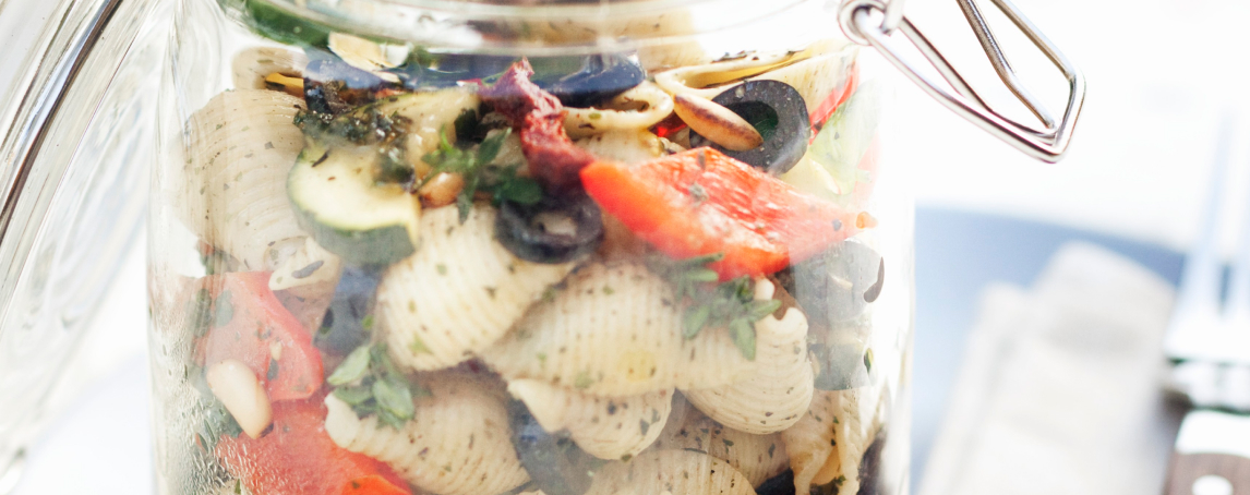 Salada de massa fria com tomate e azeitonas. Simples mas com todo o sabor