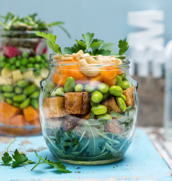 Salada de tofu crocante com vegetais e cajus