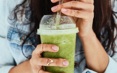 Um smoothie verde leve e delicioso, ideal para começar o dia