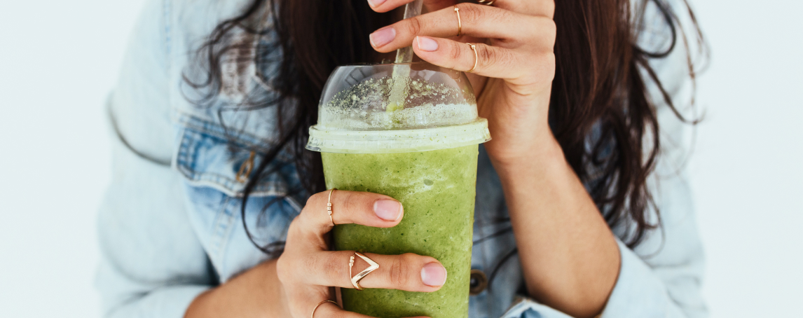 Um smoothie verde leve e delicioso, ideal para começar o dia