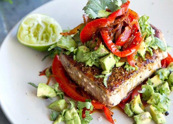 Bifes de atum mexicanos com pimentos fritos e abacate