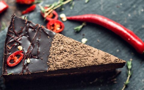 Experimente este delicioso bolo de chocolate com malagueta