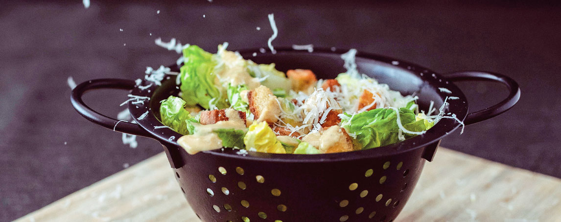 Salada César com croutons para uma refeição refrescante