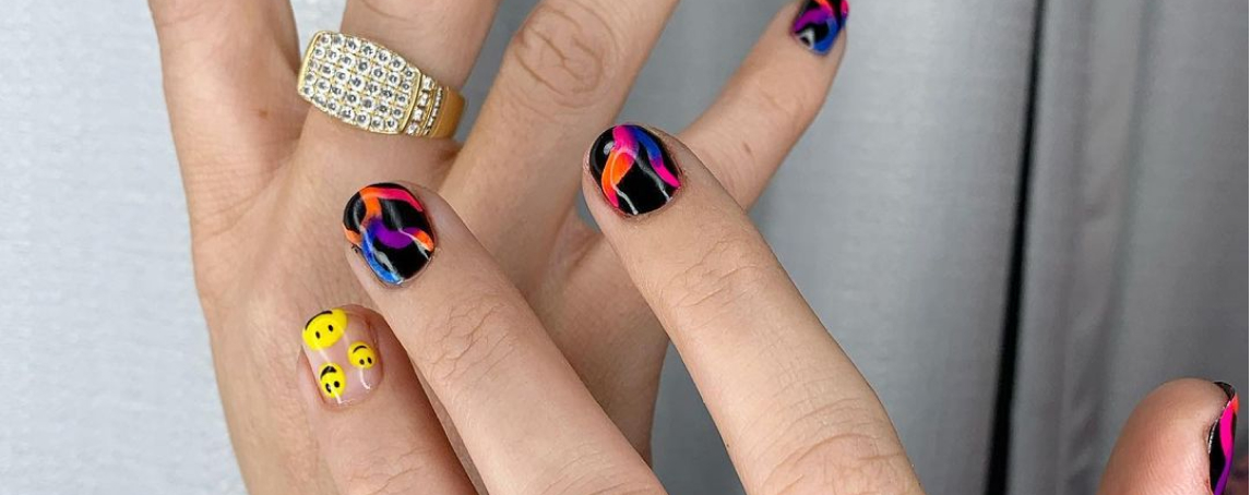 #BeautyCall. Detalhes florais ou emojis? Conheça as novas tendências de unhas