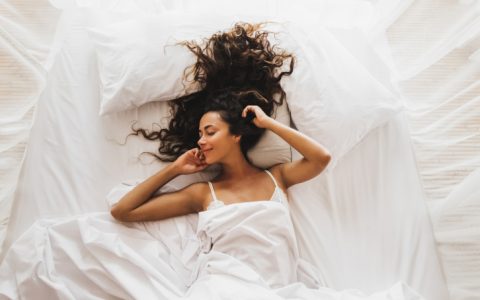 Como conseguir um cabelo saudável enquanto dorme (e os produtos mais indicados)