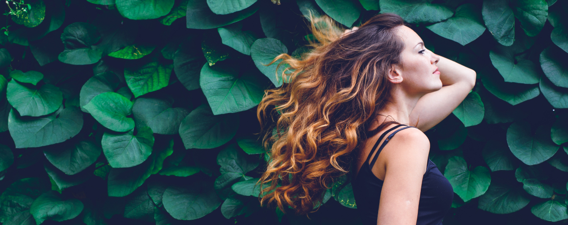 Queda de cabelo: as causas e a solução de origem natural para o seu cabelo