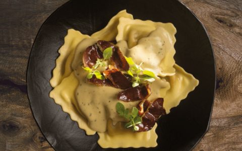 Ravioli: experimente esta receita com molho foie e presunto de pato