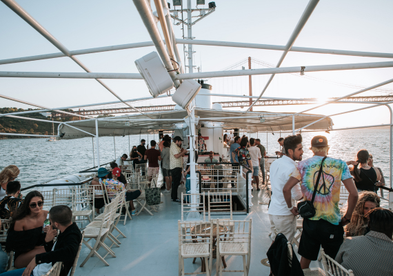 Um festival de música no Rio Tejo