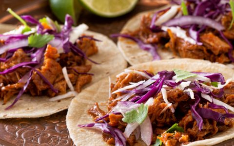 Dê um toque latino à sua mesa e faça tortilhas de porco com mel e limão