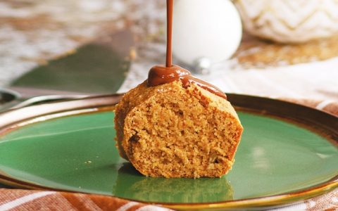 Para um lanche cheio de sabor, experimente este bolo de maçã e especiarias