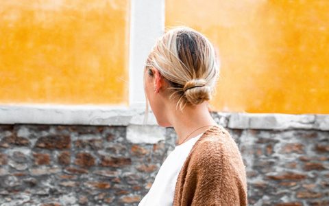 O seu cabelo anda mais oleoso que o normal? Pode ser da menstruação