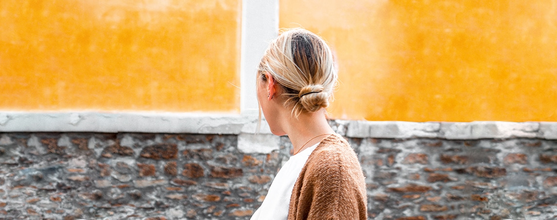 O seu cabelo anda mais oleoso que o normal? Pode ser da menstruação