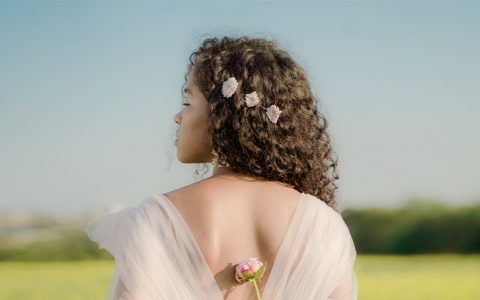 Perfumes de cabelo para refrescar as madeixas e os dias quentes