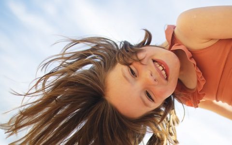 Tudo o que precisa de saber para levar os seus filhos à praia em segurança