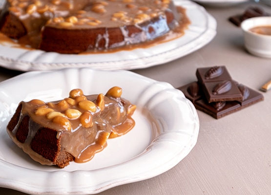 O bolo cremoso de chocolate e caramelo salgado de comer e chorar por mais