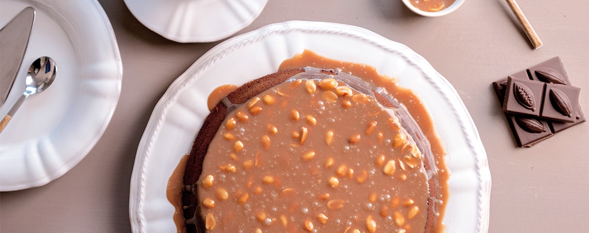 O bolo cremoso de chocolate e caramelo salgado de comer e chorar por mais