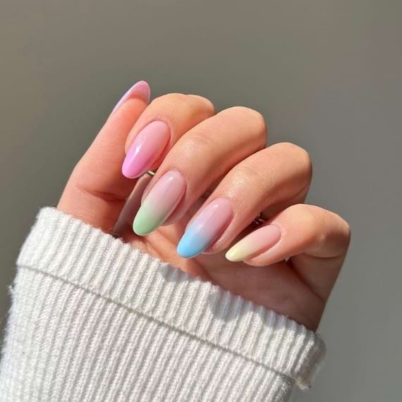 unhas de primavera amêndoa pastel