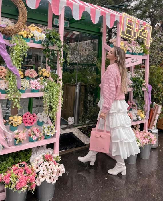 saia branca com folhos e malha cor de rosa