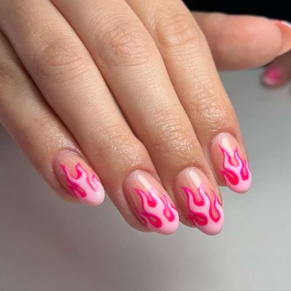 unhas chamas rosas