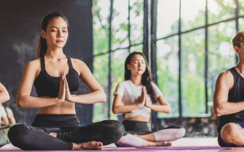 Aulas de yoga comunitárias: exercite a mente e o corpo enquanto ajuda quem mais precisa