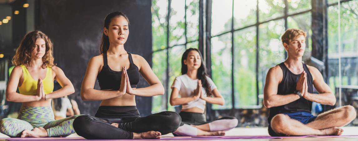 Aulas de yoga comunitárias: exercite a mente e o corpo enquanto ajuda quem mais precisa