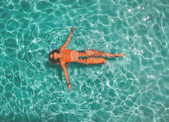 mulher na piscina