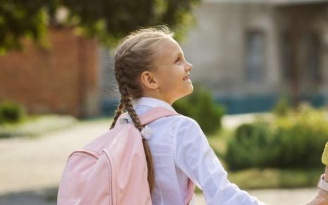 Mochila pesada? Saiba como evitar lesões nas costas neste regresso às aulas