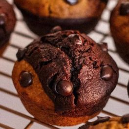 Muffins de abóbora e chocolate vegan para celebrar o Halloween