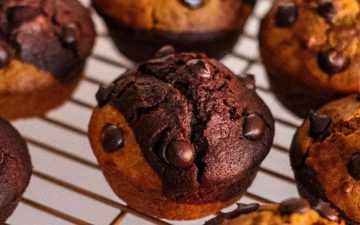 Muffins de abóbora e chocolate vegan para celebrar o Halloween