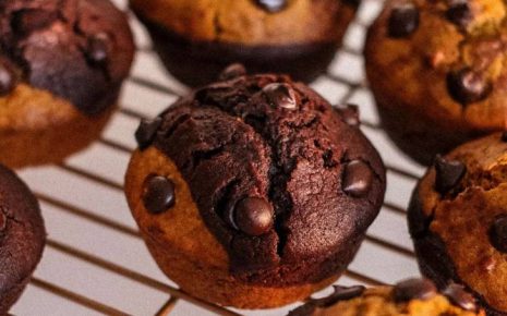 Muffins de abóbora e chocolate vegan para celebrar o Halloween