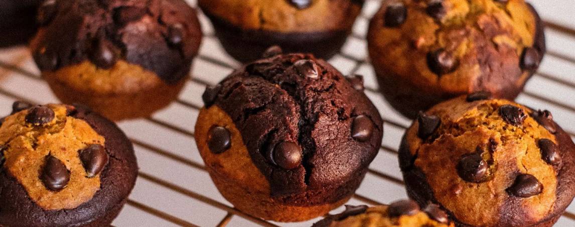 Muffins de abóbora e chocolate vegan para celebrar o Halloween