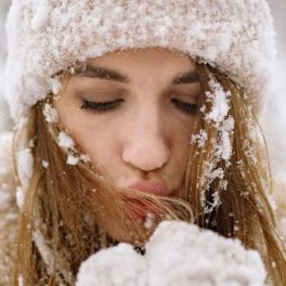 O guarda-roupa ideal para férias na neve