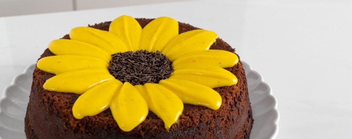 Este bolo de chocolate e maracujá é tudo o que precisa para receber a primavera