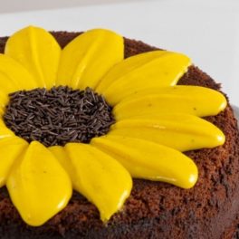 Este bolo de chocolate e maracujá é tudo o que precisa para receber a primavera